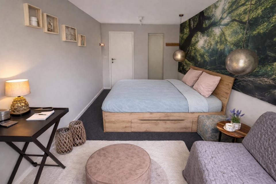 Photo of the whole room, Bedroom