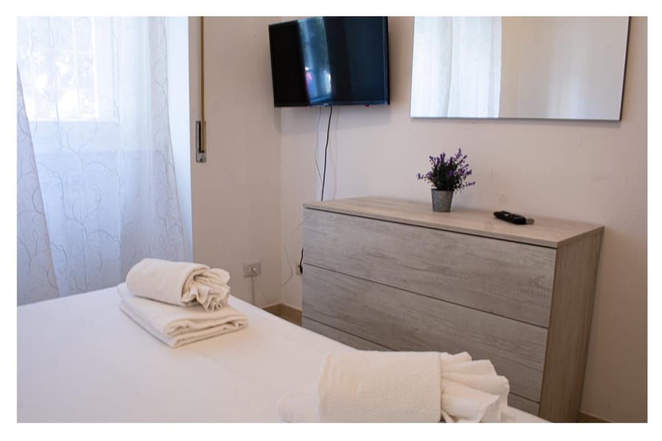 Bed, TV and multimedia, Photo of the whole room, Bedroom, towels