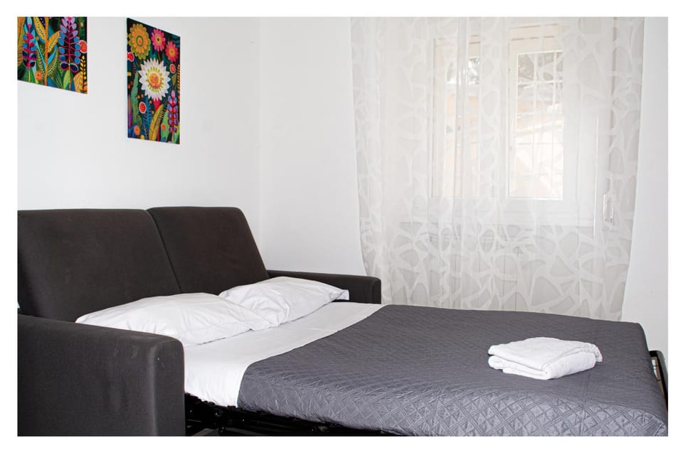 Bed, Living room