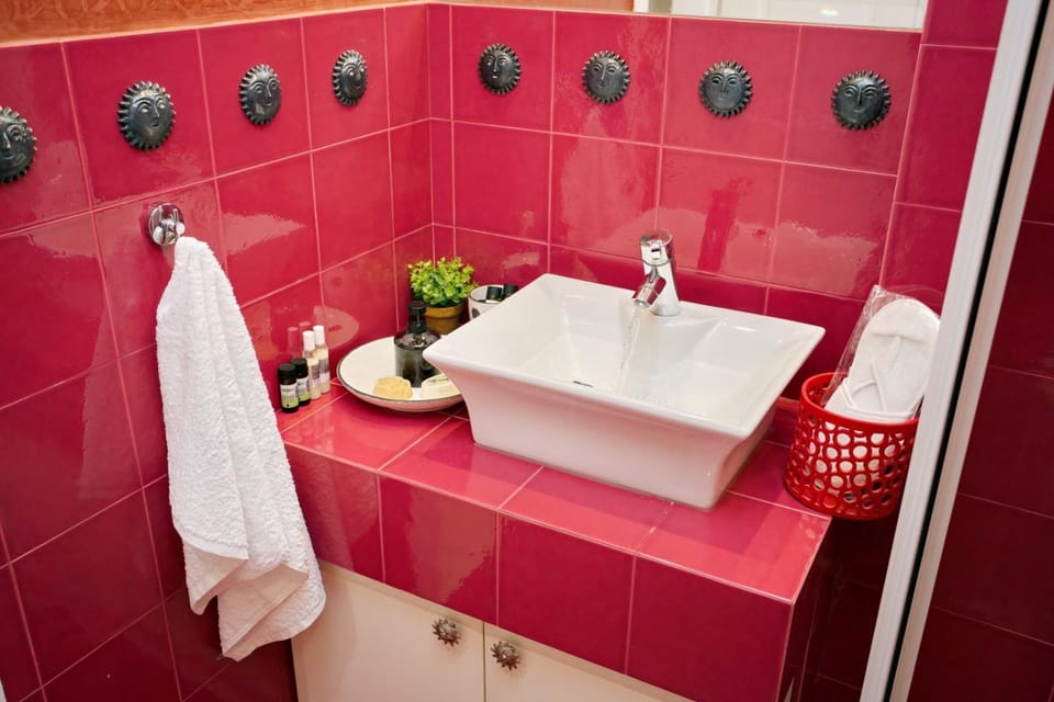 Bathroom, towels