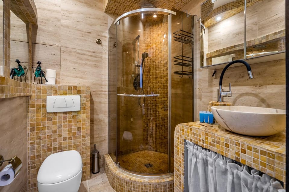 Shower, Toilet, Bathroom, towels