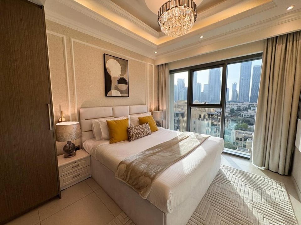 Bedroom, City view
