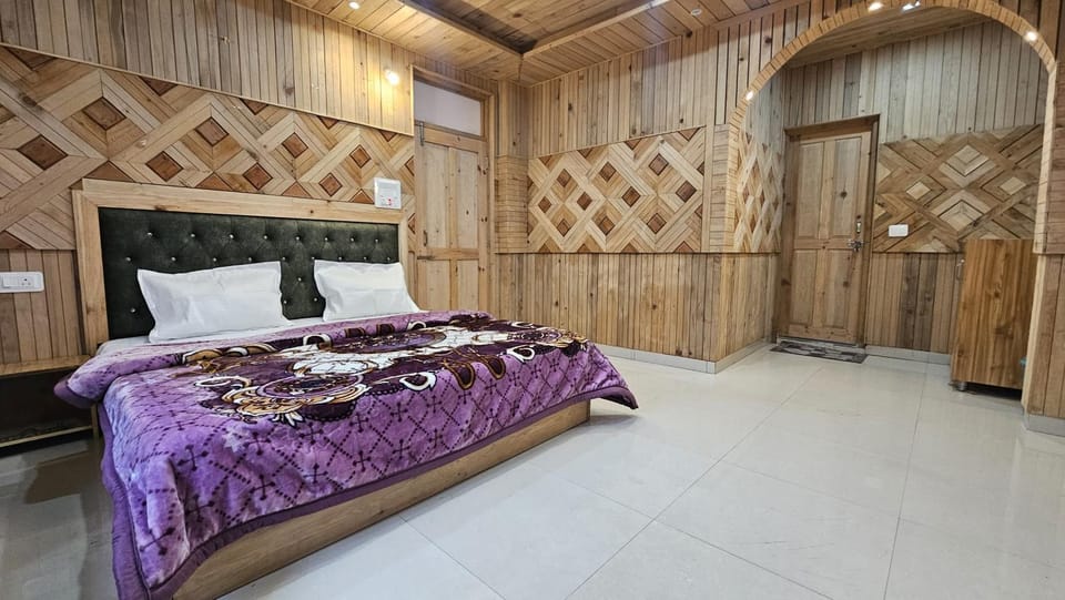 Photo of the whole room, Bedroom, wardrobe