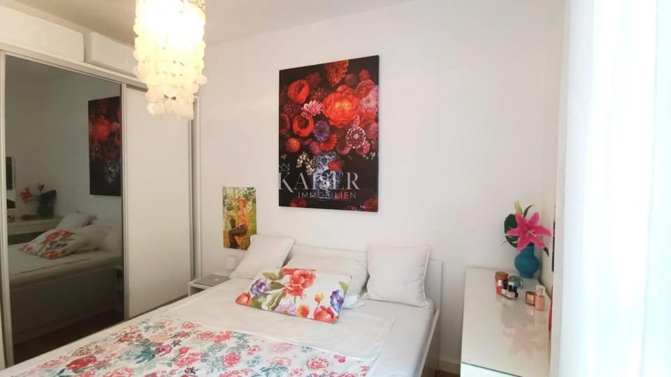 Bed, Photo of the whole room, Decorative detail, Bedroom, wardrobe