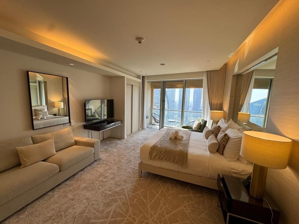 Communal lounge/ TV room, Bed, TV and multimedia, Living room, Photo of the whole room, Seating area, Evening entertainment, Bedroom