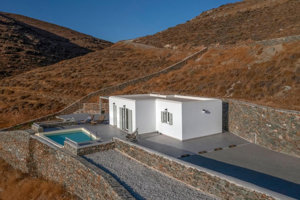 Property building, Day, Natural landscape, Mountain view, Pool view, Swimming pool, Swimming pool
