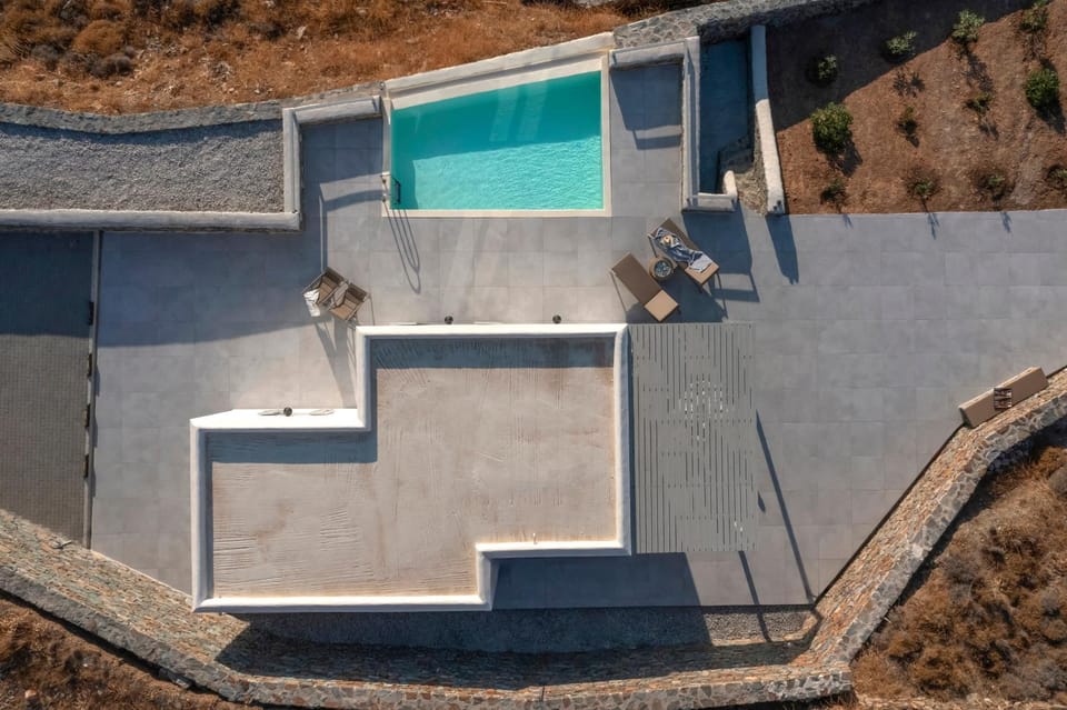 Property building, Day, Pool view, Swimming pool, Swimming pool