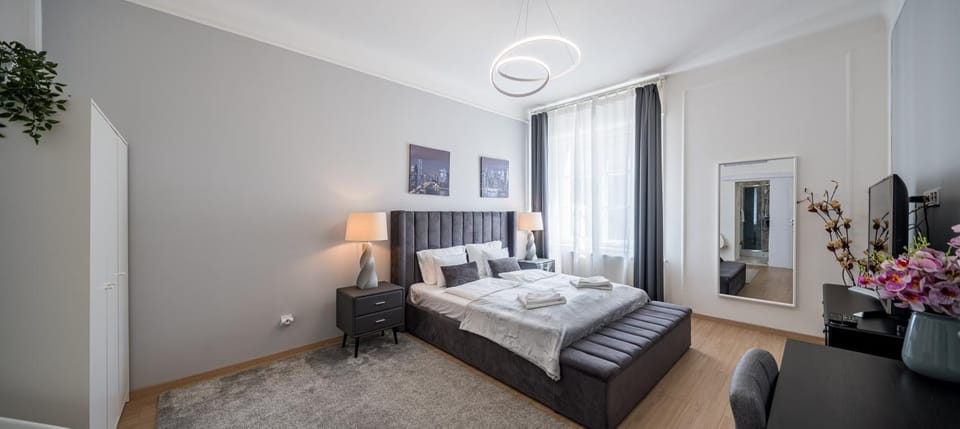 Bed, TV and multimedia, Bedroom