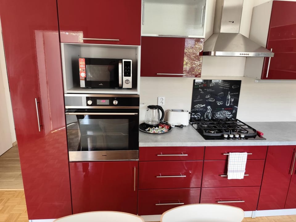 Coffee/tea facilities, Kitchen or kitchenette, oven, stove, toaster