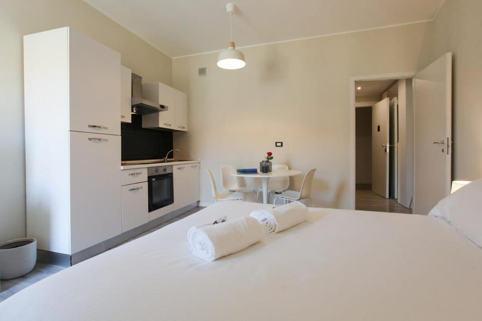 Bed, Kitchen or kitchenette, Photo of the whole room, Dining area, Bedroom, oven, stove