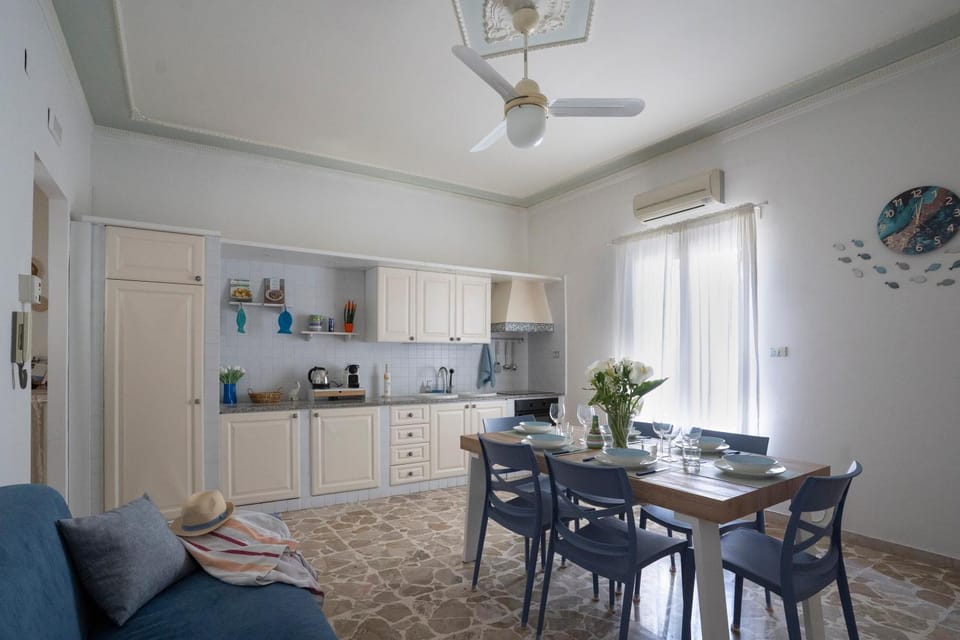 Coffee/tea facilities, Kitchen or kitchenette, Living room, Seating area, Dining area, oven, pet friendly, stove