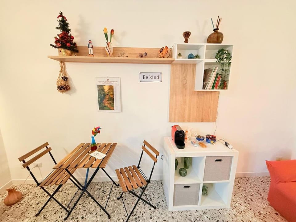Coffee/tea facilities, Living room, Seating area, Dining area