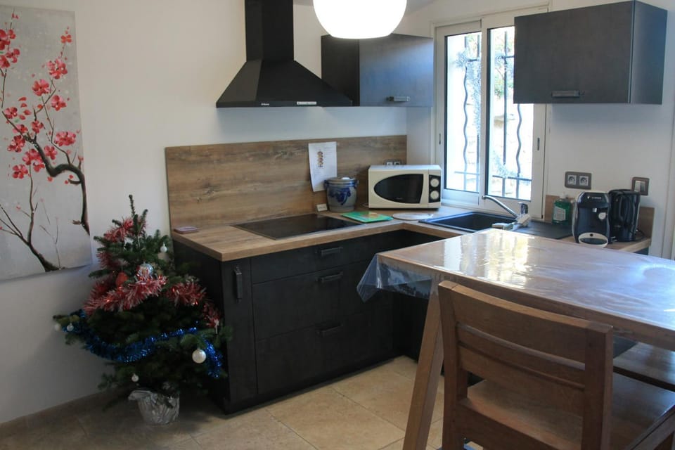 logement entier dans maison pour 4 Bed and Breakfast in Villeneuve-lès-Avignon