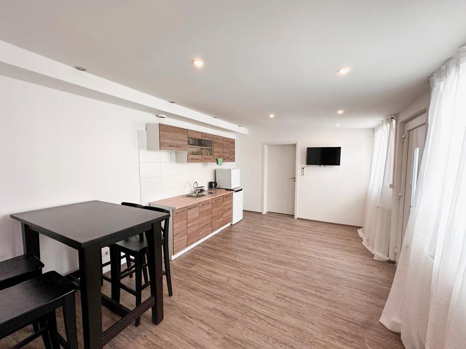 TV and multimedia, Kitchen or kitchenette, Dining area, stove