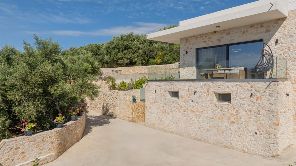 Property building, Day, Garden, Balcony/Terrace, Garden view