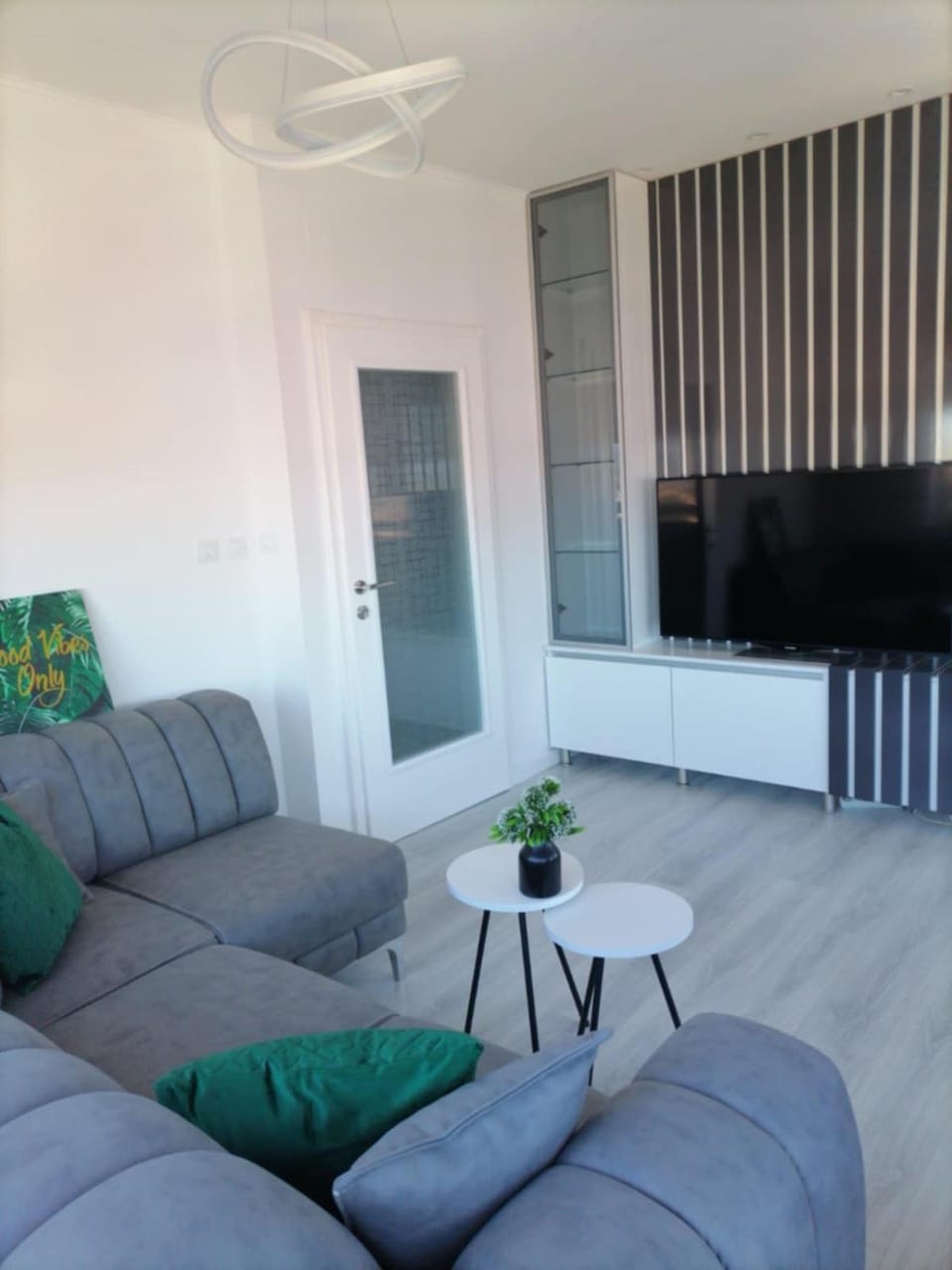 TV and multimedia, Living room, Seating area, City view, internet