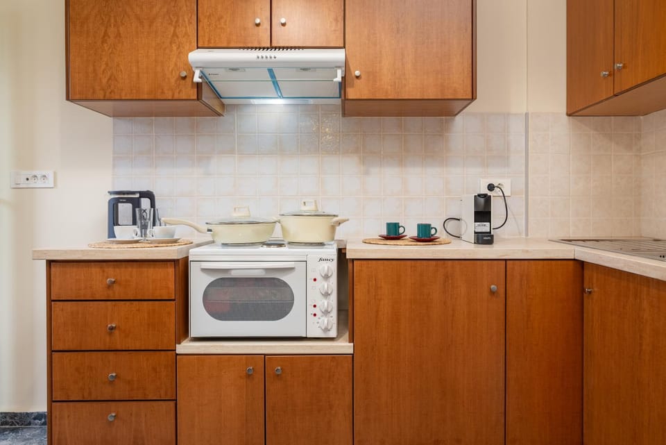 Coffee/tea facilities, Kitchen or kitchenette, stove, washing machine