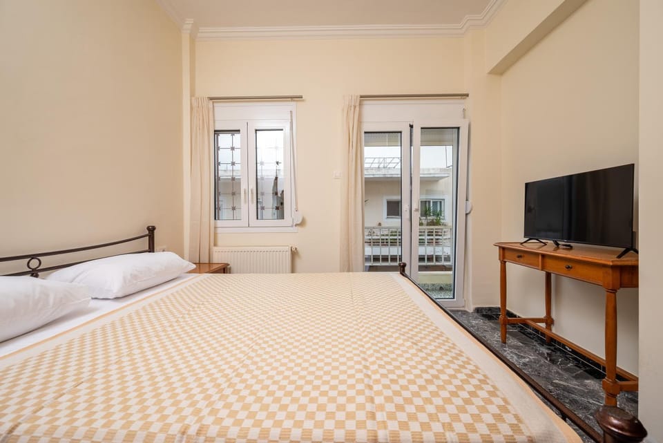 Bed, TV and multimedia, Bedroom