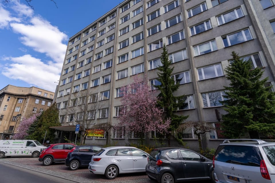Property building, Neighbourhood, Location