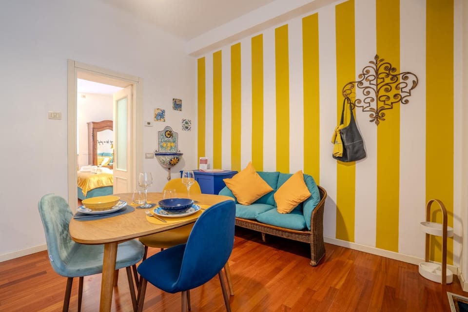 Seating area, Dining area