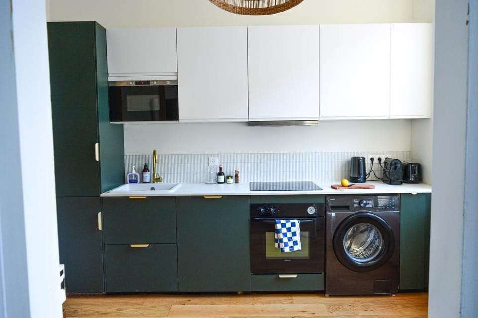 Coffee/tea facilities, Kitchen or kitchenette, dishwasher, microwave, oven, stove, toaster, washing machine