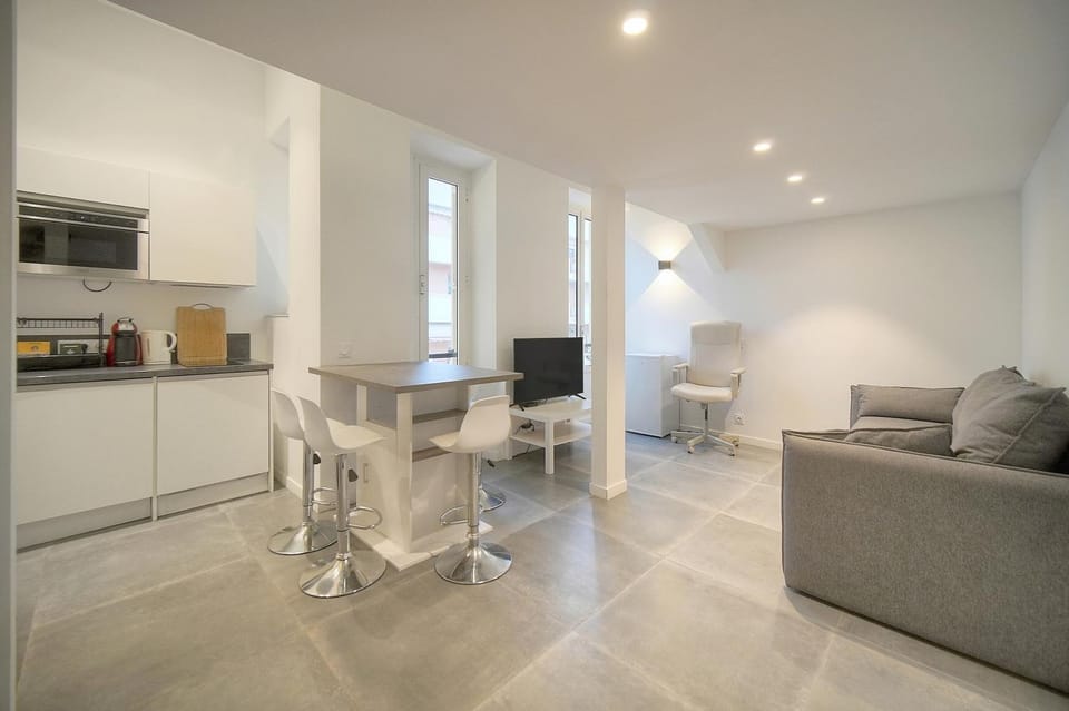FRGK "24 AOUT 1 Mezzanine Bedroom Apartment Center Antibes AC WIFI HIGH SPEED " Apartment in Antibes