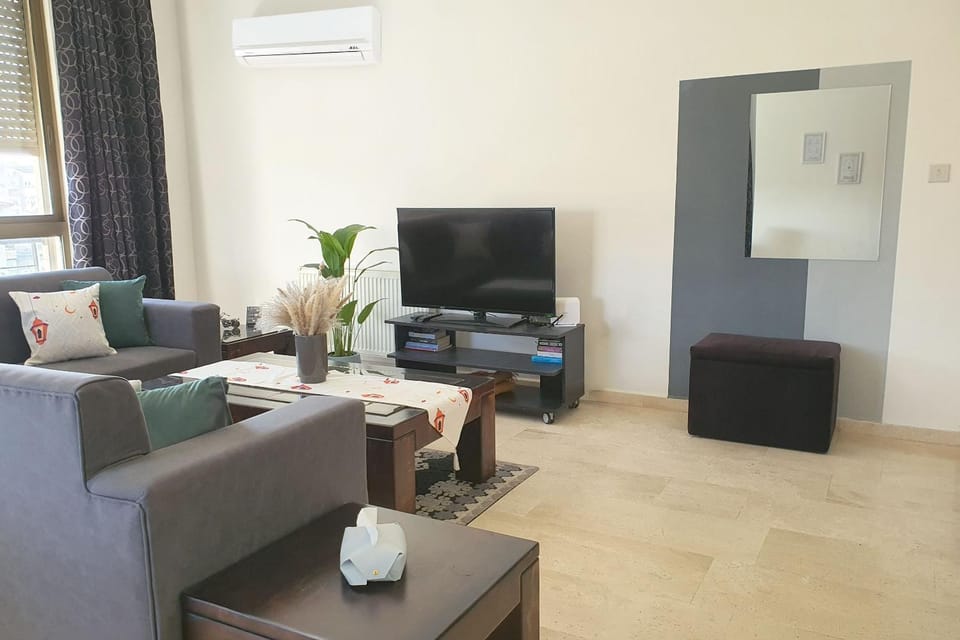 TV and multimedia, Coffee/tea facilities, Living room, Seating area, air conditioner