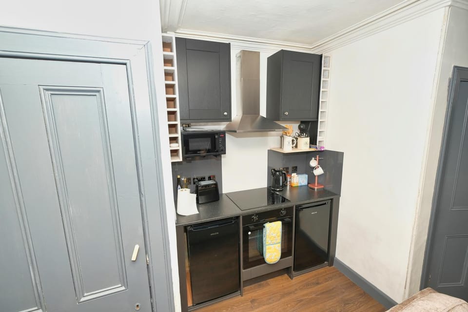 Coffee/tea facilities, Kitchen or kitchenette, oven, stove, toaster