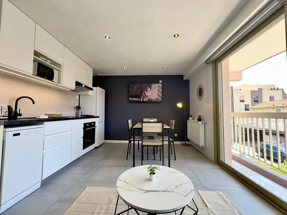Kitchen or kitchenette, Living room, Dining area