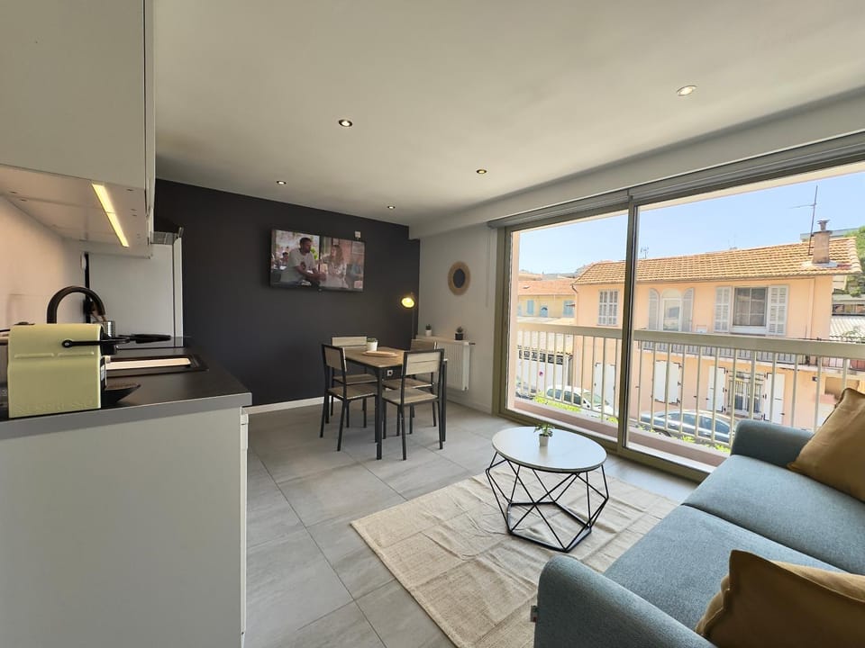TV and multimedia, Kitchen or kitchenette, Living room, Dining area