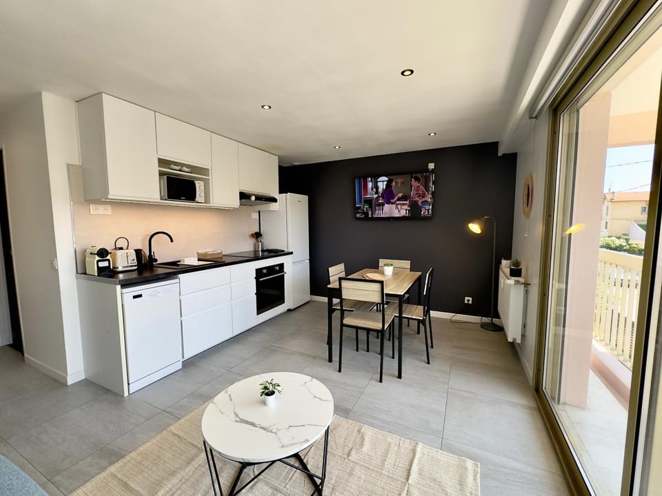 Kitchen or kitchenette, Dining area