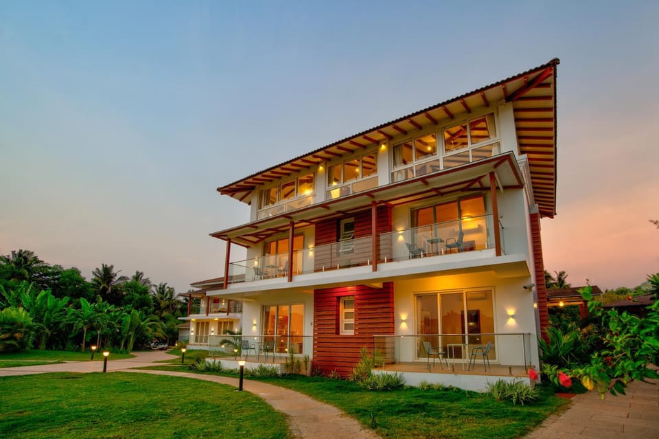 Property building, Spring, Day, Natural landscape, Garden, View (from property/room), Balcony/Terrace, Garden view