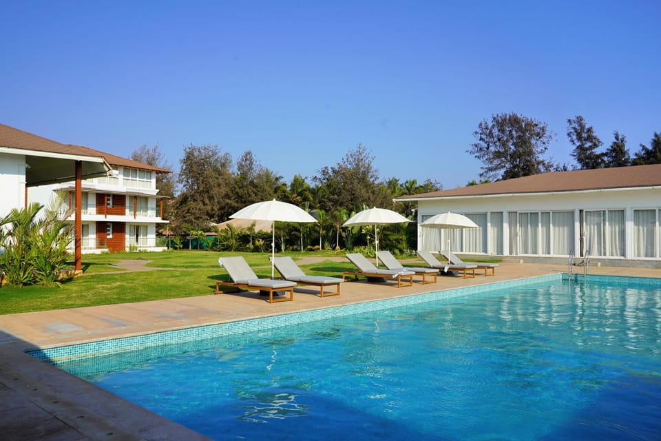 Property building, Spring, Day, Garden, Garden view, Pool view, Swimming pool, sunbed