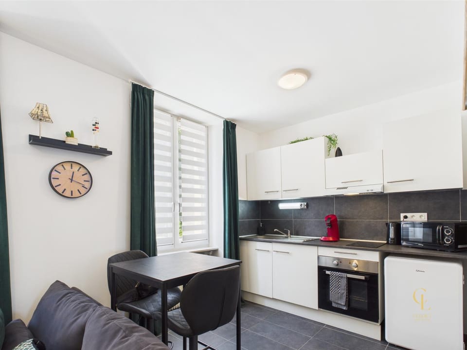 Kitchen or kitchenette, Dining area