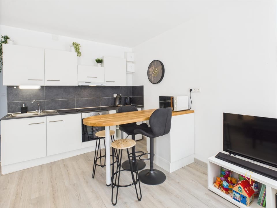 Kitchen or kitchenette, Dining area
