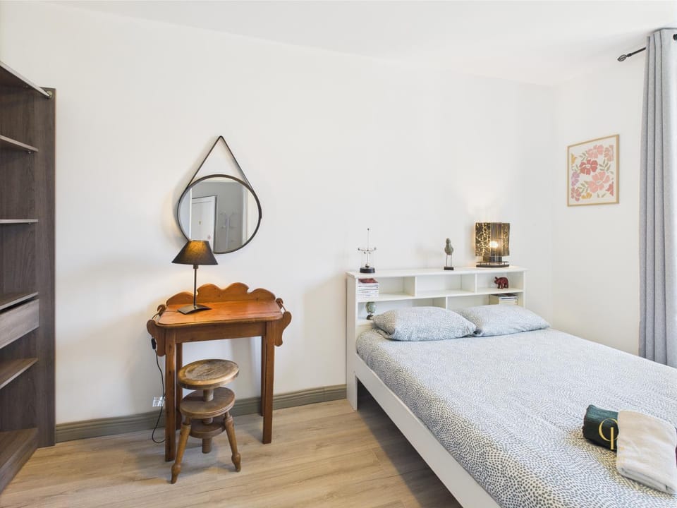 Bed, Photo of the whole room, Bedroom, towels