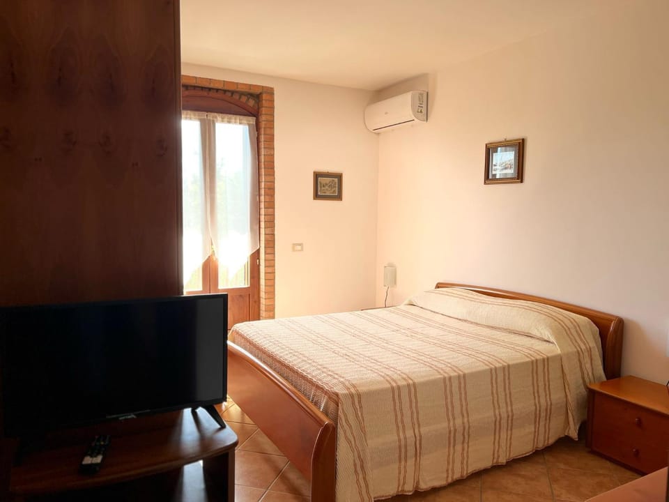 Bed, TV and multimedia, Photo of the whole room, Bedroom, air conditioner
