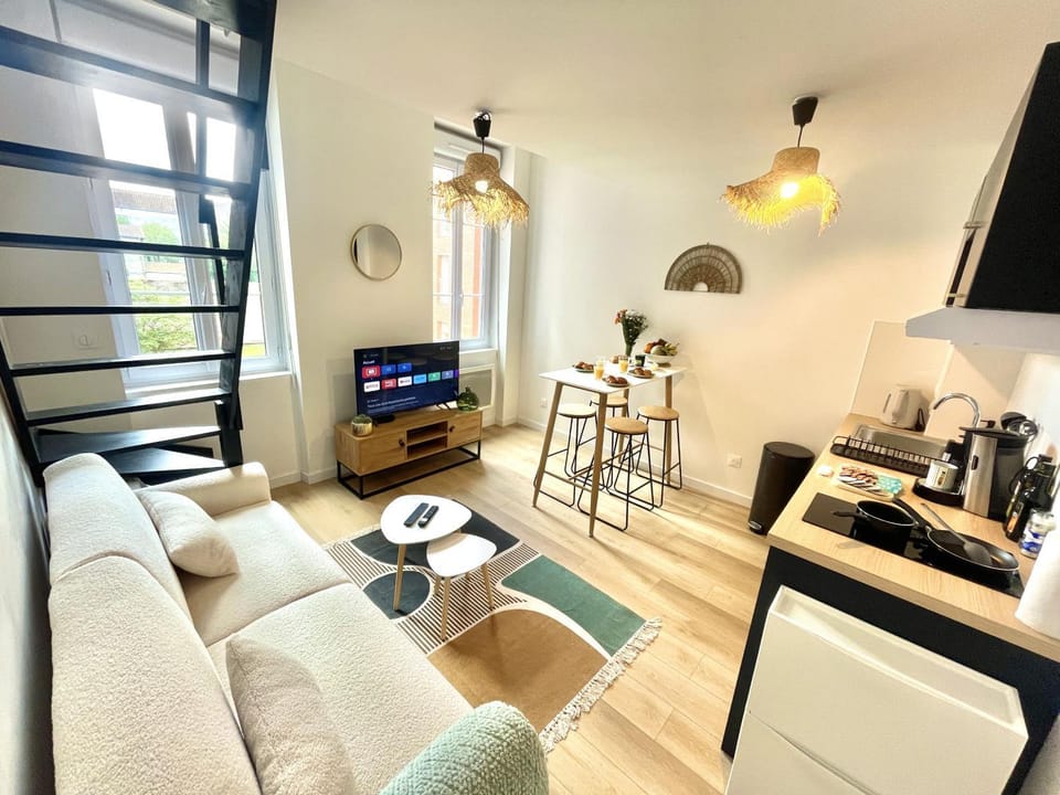 TV and multimedia, Coffee/tea facilities, Kitchen or kitchenette, Living room, Seating area, Dining area