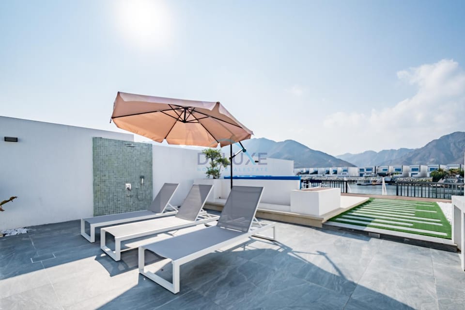 Mountain view, Pool view, Swimming pool