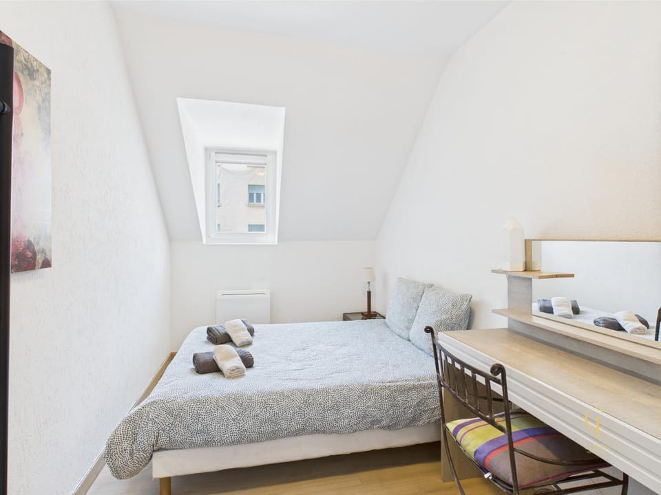 Bed, Photo of the whole room, Bedroom