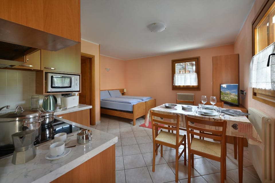 Bed, TV and multimedia, Kitchen or kitchenette, stove