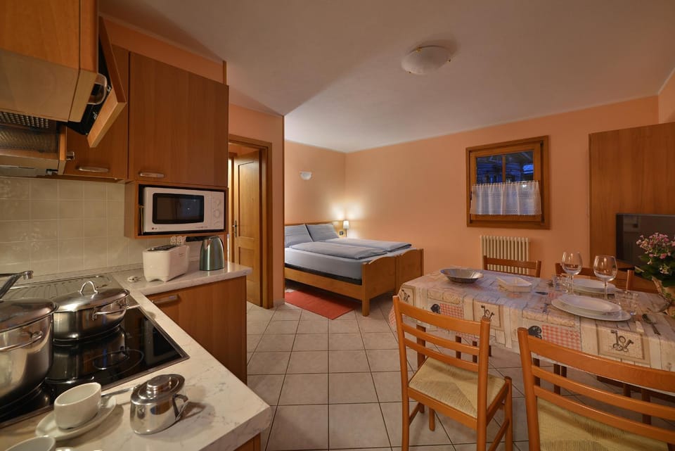Bed, TV and multimedia, Photo of the whole room, dishwasher, microwave, stove, toaster