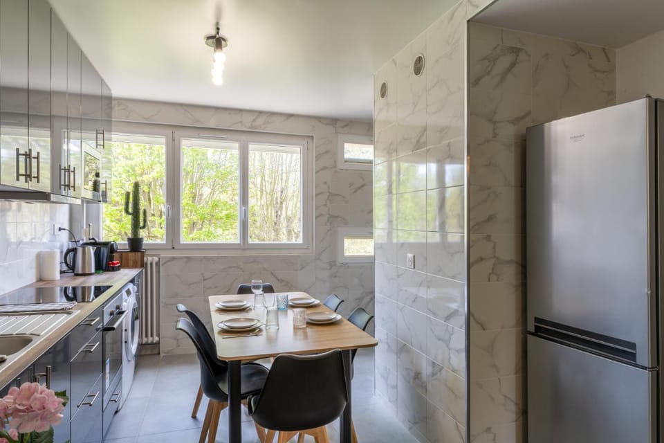 Kitchen or kitchenette, Dining area, oven, stove