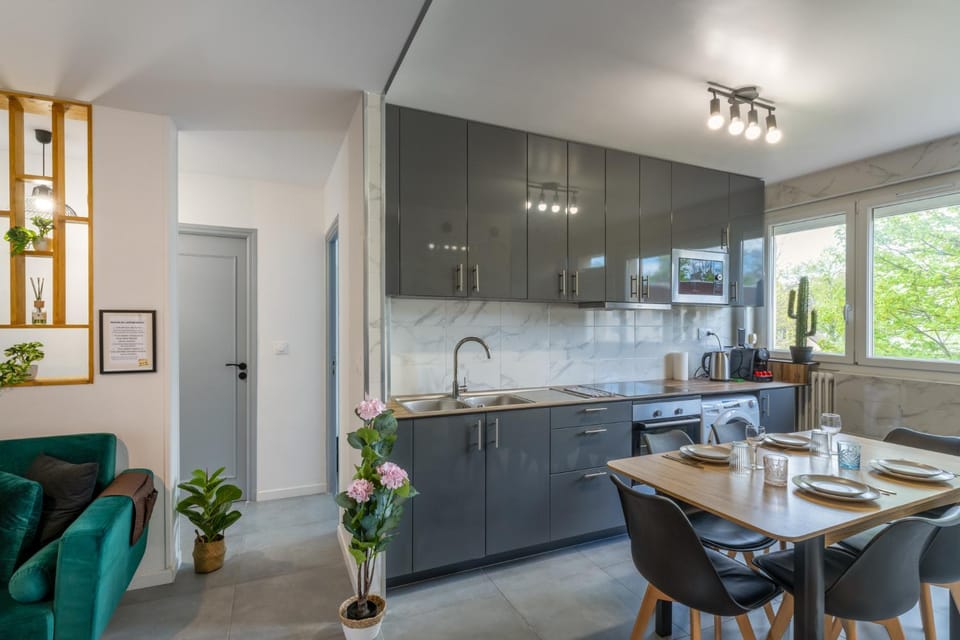 Kitchen or kitchenette, Dining area