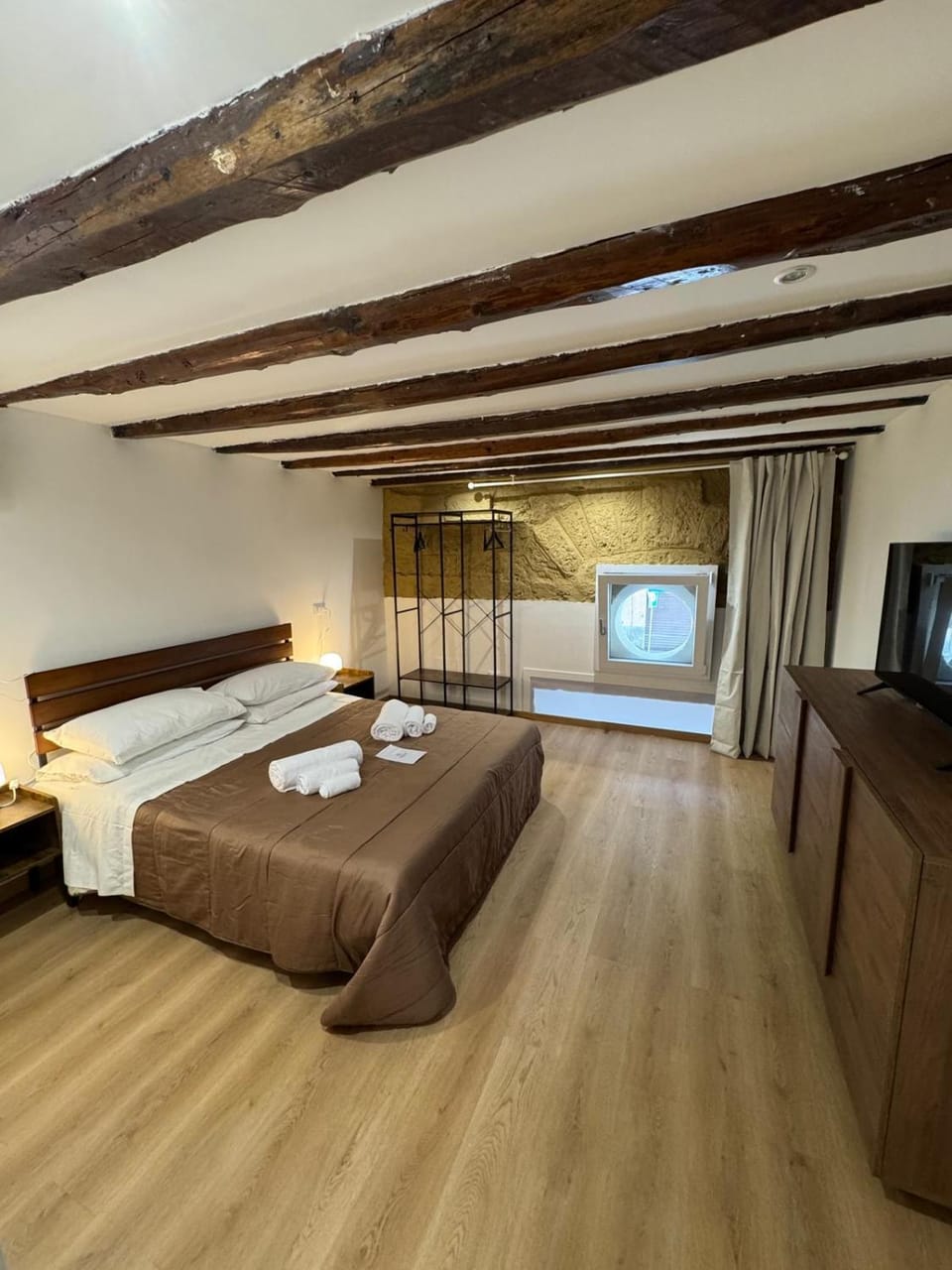 Bed, TV and multimedia, Photo of the whole room, Bedroom, towels