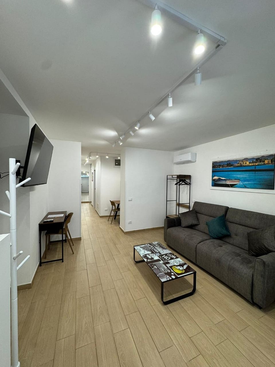 TV and multimedia, Living room, Seating area, Evening entertainment
