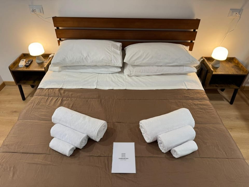 Bed, Bedroom, towels