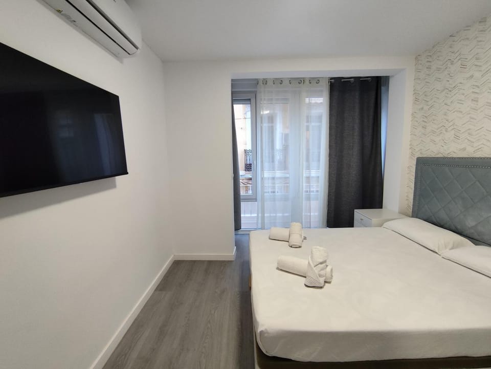 Bed, TV and multimedia, Photo of the whole room, Bedroom, towels, air conditioner