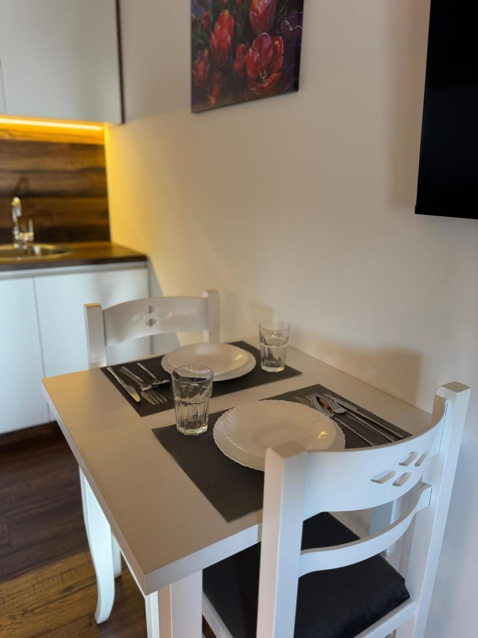 Kitchen or kitchenette, Dining area