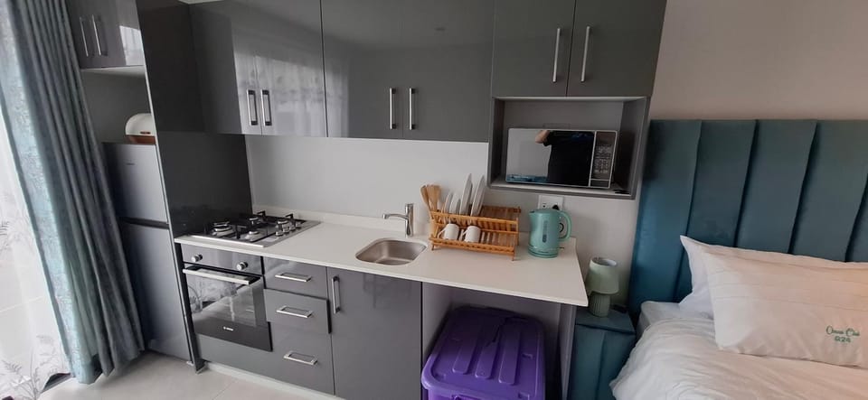 Bed, Kitchen or kitchenette, oven, stove, toaster